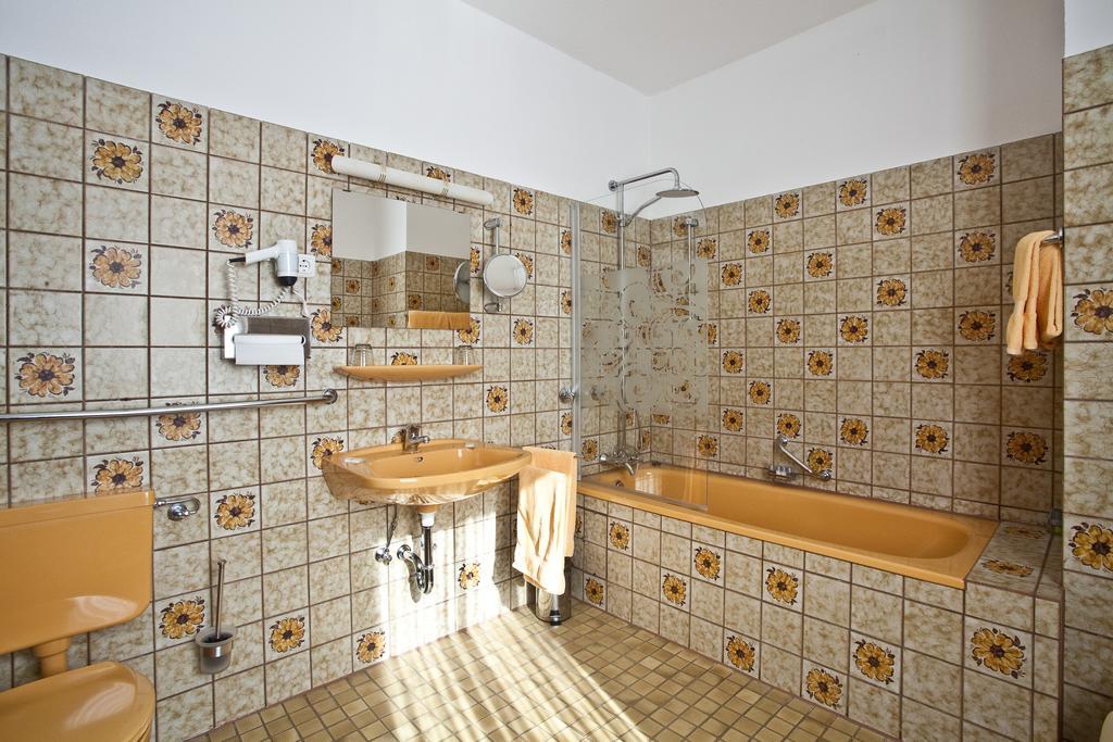 Zur Kastanie Hotel Muelheim an der Ruhr Room photo
