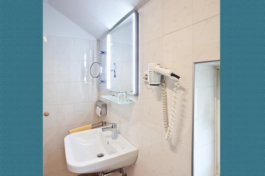Zur Kastanie Hotel Muelheim an der Ruhr Room photo