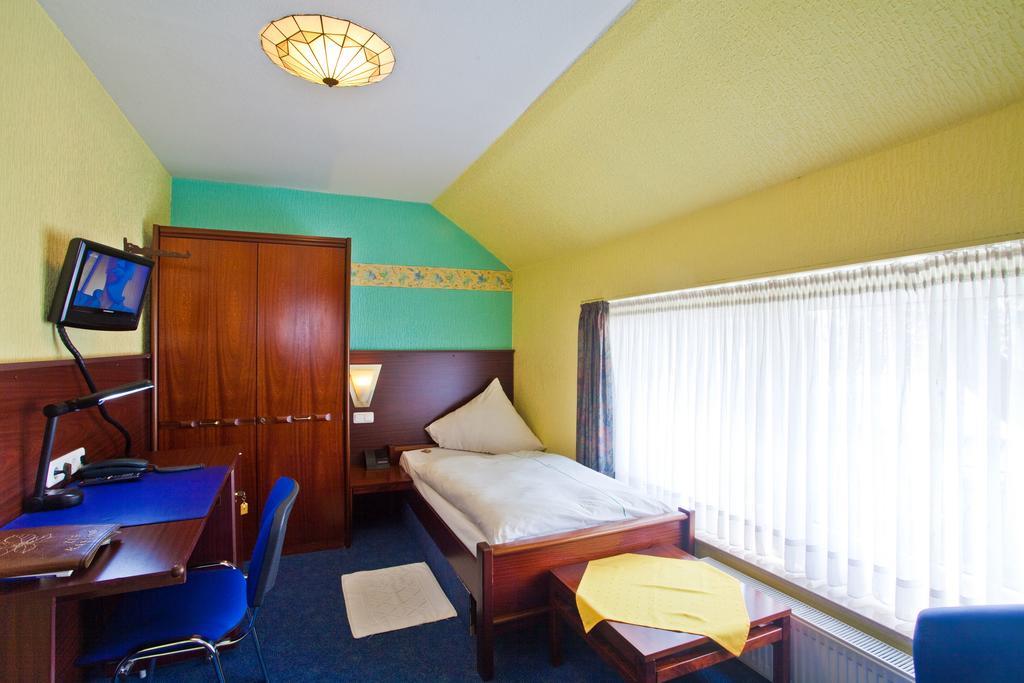 Zur Kastanie Hotel Muelheim an der Ruhr Room photo