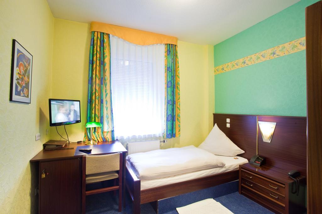 Zur Kastanie Hotel Muelheim an der Ruhr Room photo